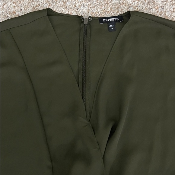 Express Dark Green Short Sleeve V-Neck Women's Blouse - Size Medium - Picture 3 of 7